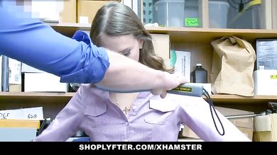 Магазинная воровка отсосала член и трахнулась на столе с начальником охраны