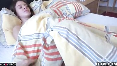 Парень будит спящую девушку членом во рту