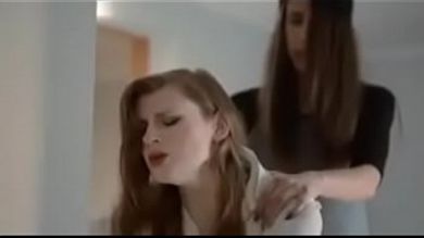 Девушка возбудилась, подсматривая за соседками-лесбиянками и сама трахнула одну из них страпоном