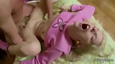 Сестра, пользуясь пьянкой брата, сосет ему член и вставляет хуй себе в жопу