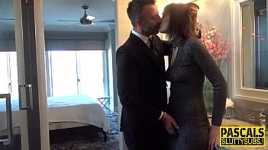 Грубый отчим для начала возбудил падчерицу нежными ласками, а потом грубо выебал в рот