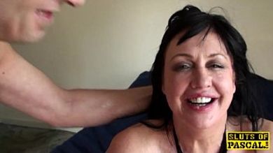 Мужик грубо раздолбал бритую пизду зрелой брюнетки в чулках