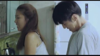 Друг мужа на кухне задрал худенькой азиатке юбку и присунул ей стоя