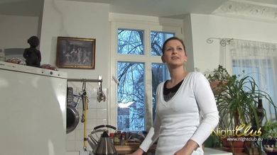 Секс на кухне с трахом тёлки с хвостиком с другом на мойке и минетом на полу