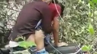 Порно снятое на скрытую камеру с трахом высокой азиатки в кустах на мотоцикле