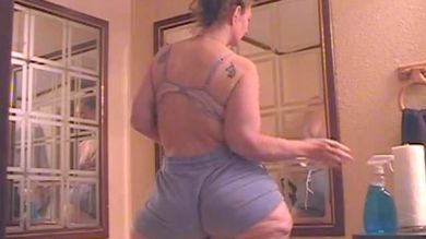 Зрелая баба вертит перед зеркалом большой жопой и жирными ляжками