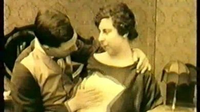 Ретро порно с трахом жирной служанки с дворецким и дрочкой за столом