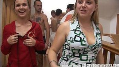 Свингеры устроили большую групповую еблю в съемной квартире