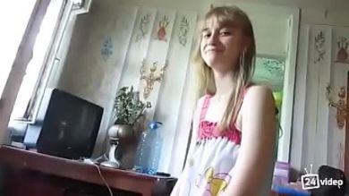 Русская худая блондинка сосёт член для домашнего видео