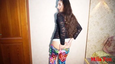 Тёлка позволяет мужику кончить себе во влагалище и, собрав его сперму в ложку, выпивает её