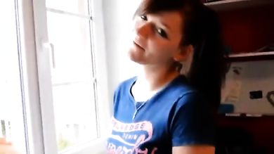 Пацан снимает со своей подружкой давалкой домашнюю порнуху ебя её раком и кормя кончой