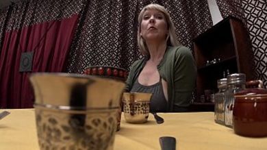 Зрелая дамочка теребонькает письку и балдеет от отсоса мужского члена по столом