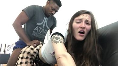 Черный здоровяк пришел к девушке за заданиями и трахнул милашку раком