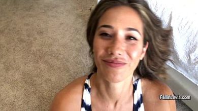 Мужик выебал грудастую соседку в пизду и спустил ей кончу на небритый лобок