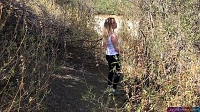 Во время пробежки тренер дал фигуристой тёлке на рот и отимел раком в кустах