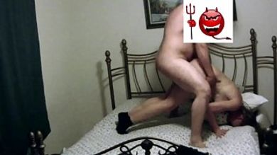 Студент пригласил учительницу домой и в первый раз трахнул ее в попку