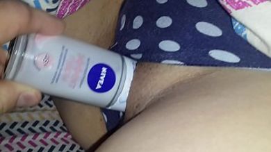 Мужик снимает на камеру с телефона как дрочит своей жене дезиком