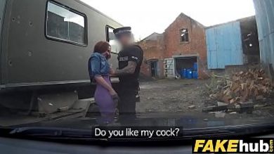 Полицейский трахнул на капоте рыжую хозяйку прямо на камеру