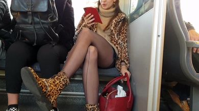 Извращенец любит снимать девушек в колготках в общественном транспорте
