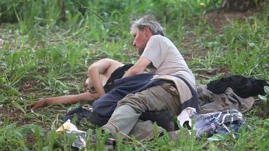 Пьяные бомжи трахаются на земле