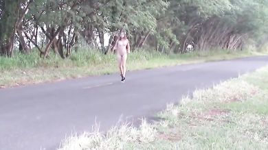 Спортивная девка с классными дойками бегает перед камерой голая по дороге