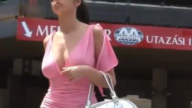 Мужик в магазине снял скрытой камерой под платьем трусики сисястой девушки