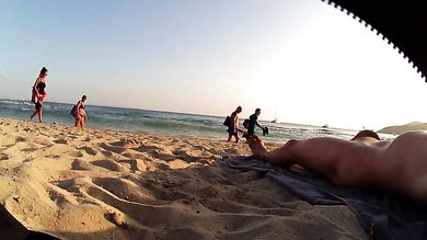 Мужик загорает на пляже голый и снимает на камеру реакцию девушек на его писюн