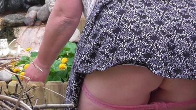 Жопастая баба со спущенными трусиками раком ковыряется на грядке