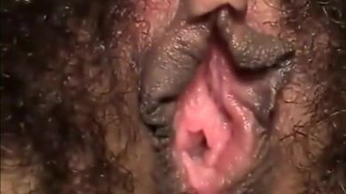 Мулатка раздвигает волосатую письку пальцами и играет со своим розовым клитором