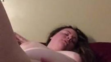 Толстая тёлка с дредами нежно мастурбирует и снимает всё на телефон