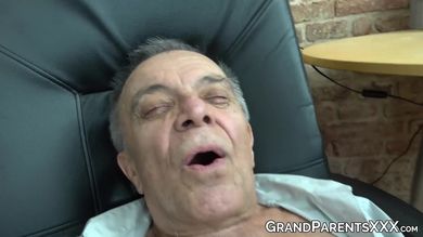 Старая баба с дедом научили молодоженов трахаться в пизду