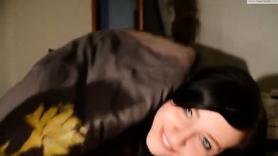 Симпатичная девушка стонет от удовольствия имея парня в позе наездницы