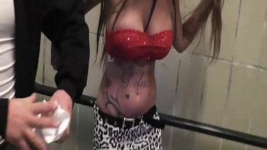 Парень трахнул незнакомую нимфоманку в переходе метро