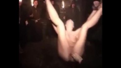 Голая женщина висит на веревках под потолком и получает удовольствие от фистинга