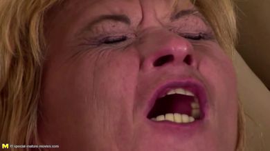 Парни отимели старух домохозяек в ротики и раздолбаные пёзды и помочились на них