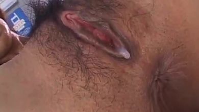 Мужики заставили азиатку сосать в вагоне метро и до кремпая выебали её в писю