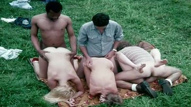 Три мужика заставляют дочек сосать на глазах у родителей и насилуют их в попочки