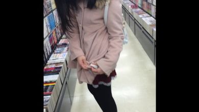 Мужик в магазине подрочил на студентку азиатку и кончил ей на одежду