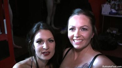 Проститутки членососки берут в рот у толпы мужиков и получают их сперму на лица