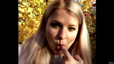 Мужик в парке дал чужой жене пососать пенис и кончил ей в рот